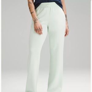 Lululemon High-Rise Pants
Softstreme Full Length